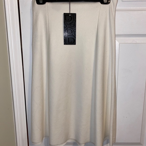 Winter White skirt - Picture 2 of 3